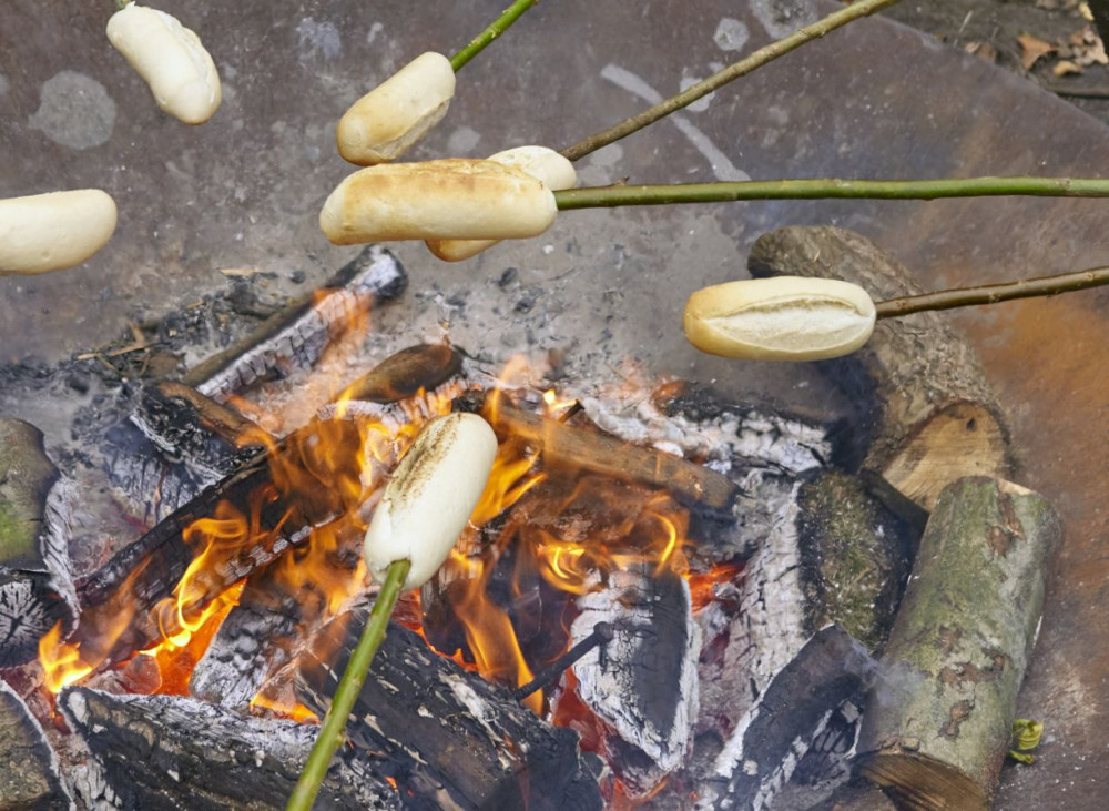 Broodjes bakken bij het vuur